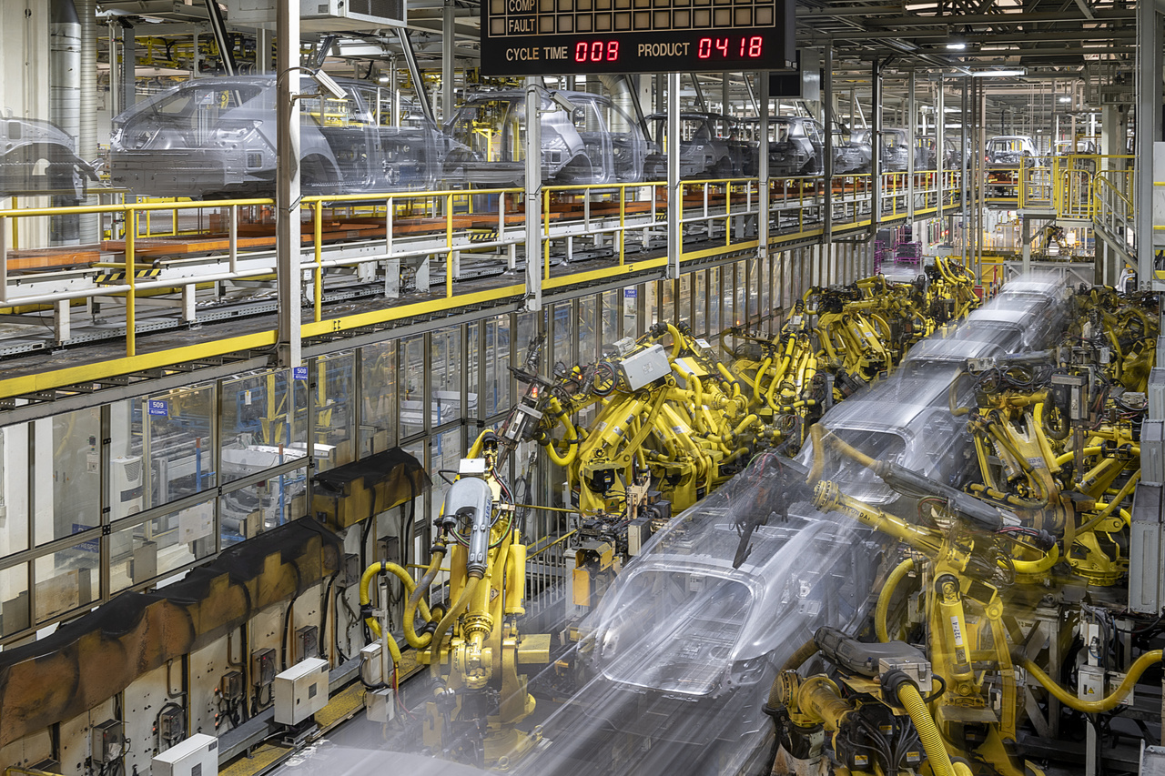 Maga a gyár hat részre osztható: van egy prés, ahol csaknem minden külső elemet legyártanak. Ezt követi a váz összeszerelése, ahol 389 robot működik, és az összes hegesztési feladatot velük csináltatják.