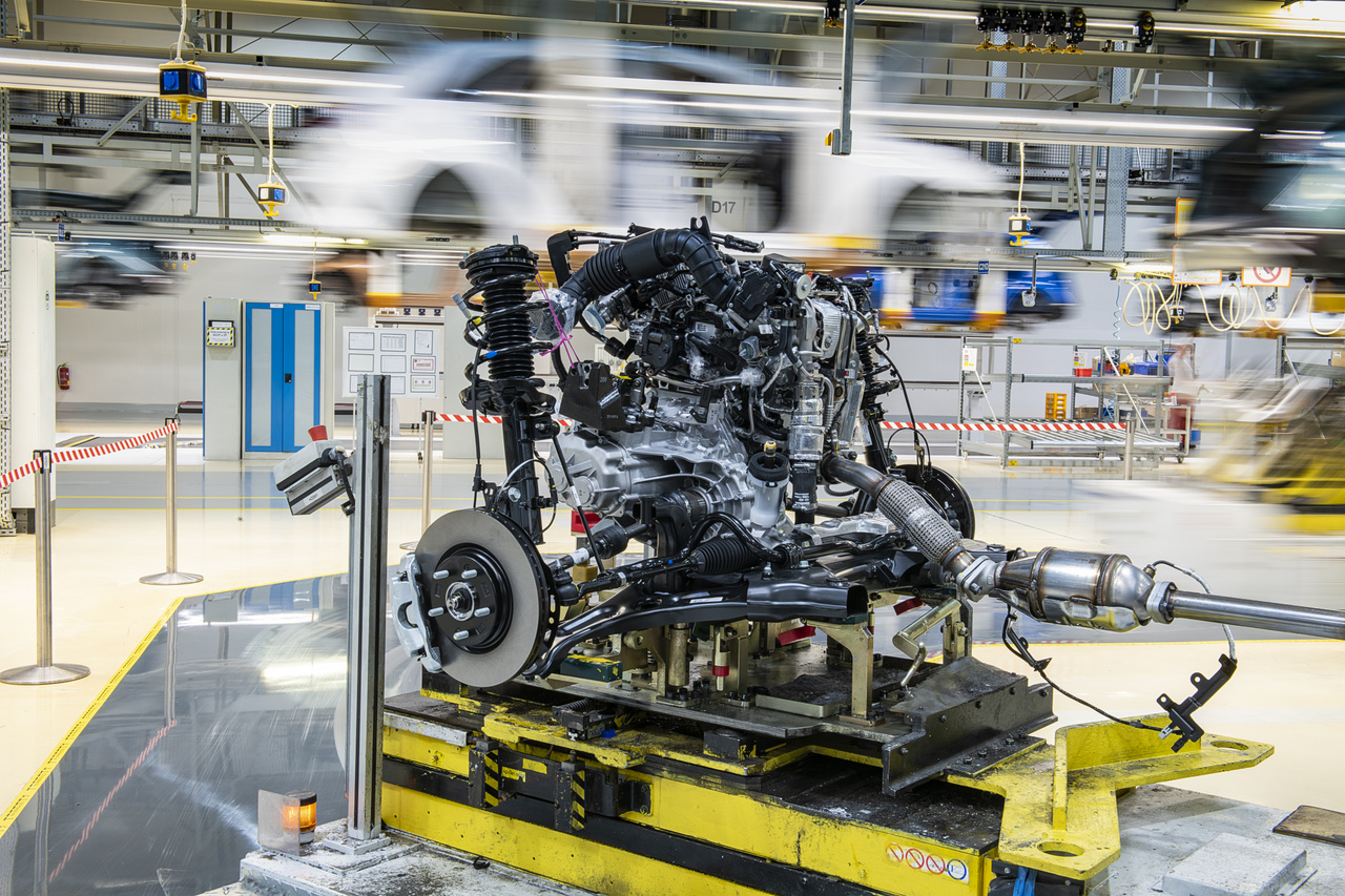 A motorok gyártását két különböző helyszínen végzik, és jelenleg három fajta motort gyártanak. Benzinesből a 1,5 literes Kappa, az 1,6 literes Gamma motorokat, dízelből pedig az 1,6 litereseket. Tavaly több mint 460 ezer motort gyártottak, aminek 89 százaléka benzines volt. Ezeknek viszont csak több mint a felét (53 százalék) használják az itt gyártott autókba, a többit a Hyundai európai gyárába szállítják.