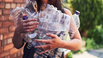 Egy tizenhét éves lány hadat üzent a műanyag palackoknak