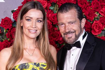 Antonio Banderas 20 évvel fiatalabb párja virágmintás estélyibe bújt: a gyönyörű Nicole-lal premierre voltak hivatalosak