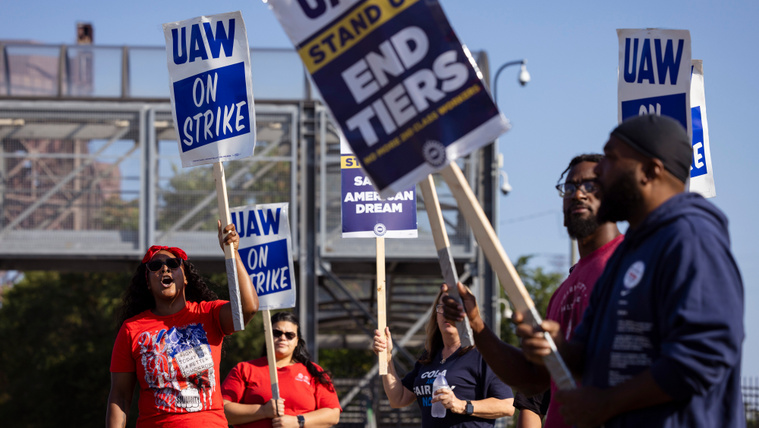 UAW sztrájk: lassan és nehézkesen, de végre közelednek az álláspontok
