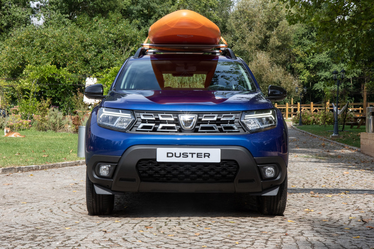 A Dacia Duster igen népszerű, hiszen egy remekül kinéző, olcsó hobbiterepjáró, ami nem a rongyrázásról szól. Mennyit kérnek érte, ha a teljesen fapados változatot választod, 90 lóerős, egyliteres benzinessel és nem veszel igénybe a finanszírozáshoz kapcsolódó kedvezményt?