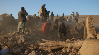 Hat falu omlott össze, emberek százai a romok alatt rekedtek Afganisztánban