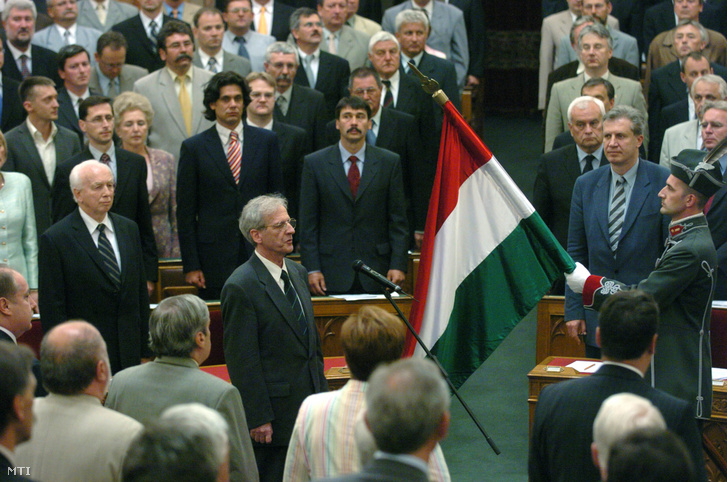 Sólyom László, az ellenzék jelöltje leteszi az esküt a Parlament üléstermében 2005. június 7-én, miután megnyerte az államfőválasztást, a harmadik fordulóban megszerezte a szavazásban részt vevő parlamenti képviselők többségének a támogatását. 
                        