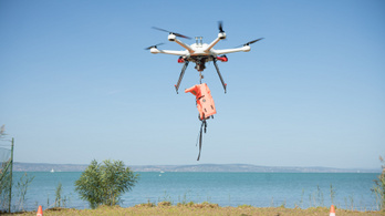 Drónos vízimentési akciót mutatott be a 4iG a Balatonon