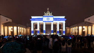 A Lánchíd és a Brandenburgi kapu is izraeli színekbe borult