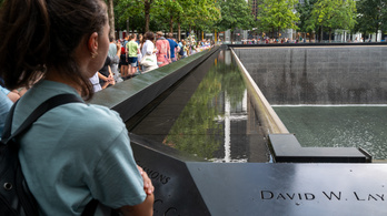 Magyar szemtanúi is voltak, amikor a New York-i 9/11-emlékmű medencéjébe zuhant egy férfi
