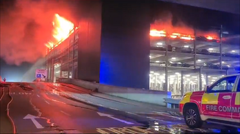Újabb tömeges autótűz: összeomlott egy londoni reptér parkolóháza