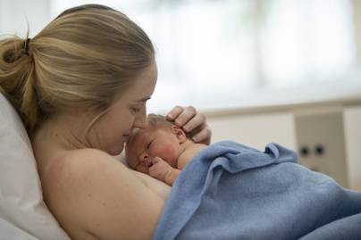 Így reagál a síró újszülött édesanyja első puszijára - Megható videót mutatunk