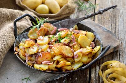 Ropogós hagymás krumpli, ahogy még nem próbáltad: bármilyen hús mellé tökéletes