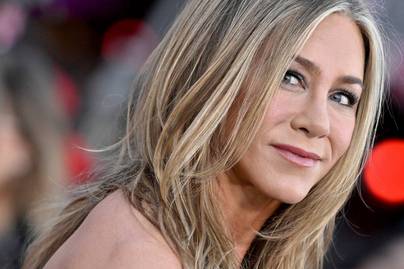 Jennifer Aniston teljesen pucér a sorozatában: jóképű színésszel vállalta be a pikáns jelenetet