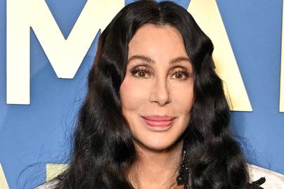 Cher bolondul 40 évvel fiatalabb szerelméért: először nyilatkozott a nagy korkülönbségről az énekesnő
