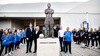 Méltó emléket kapott Wembley hőse, a legnagyobb magyar center