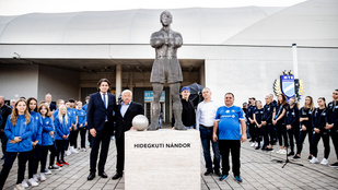 Méltó emléket kapott Wembley hőse, a legnagyobb magyar center