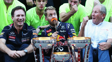 112 napja Vettel: játszik, mint macska a pamutgombolyaggal