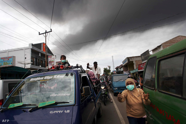 A közel egy évszázadig szunnyadó Sinabung 2010 augusztusában mutatott először aktivitást, akkor tizenkétezer embert kellett evakuálni.