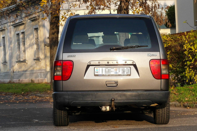 Ugyan nagyon hasonlítanak, de valójában az összes márka alatt másképp néz ki a hátulja, nekem a Peugeot 806-é tetszik a legjobban