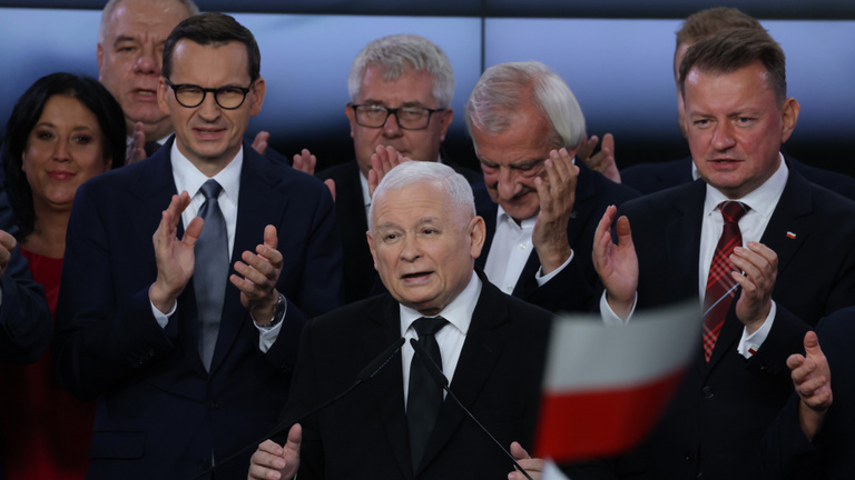 Mindkét oldal kormányzásra készül Lengyelországban, de végeredmény még nincs