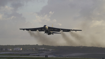 Az Egyesült Államok B–52-es stratégiai bombázót küld Dél-Koreába