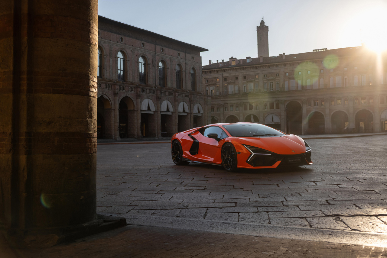 Nem mellesleg ezzel a színnel mutatták be az autót, tehát a Lamborghini csapata is úgy gondolja, hogy jó választás.