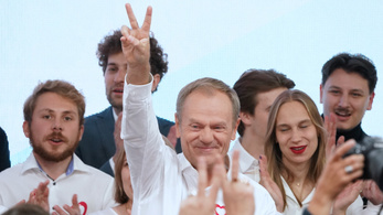 A magyar ellenzék bontja a pezsgőt a lengyel választás után