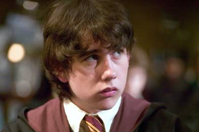 A Harry Potter duci Neville-jéből szívdöglesztő pasi lett: kigyúrt felsőtestét is szívesen mutatja a 34 éves színész