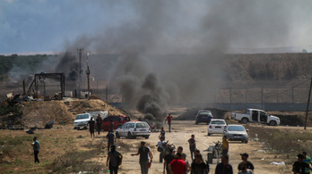 Fekete füstoszlop emelkedett Gáza fölé, miután megérkeztek az első segélyek