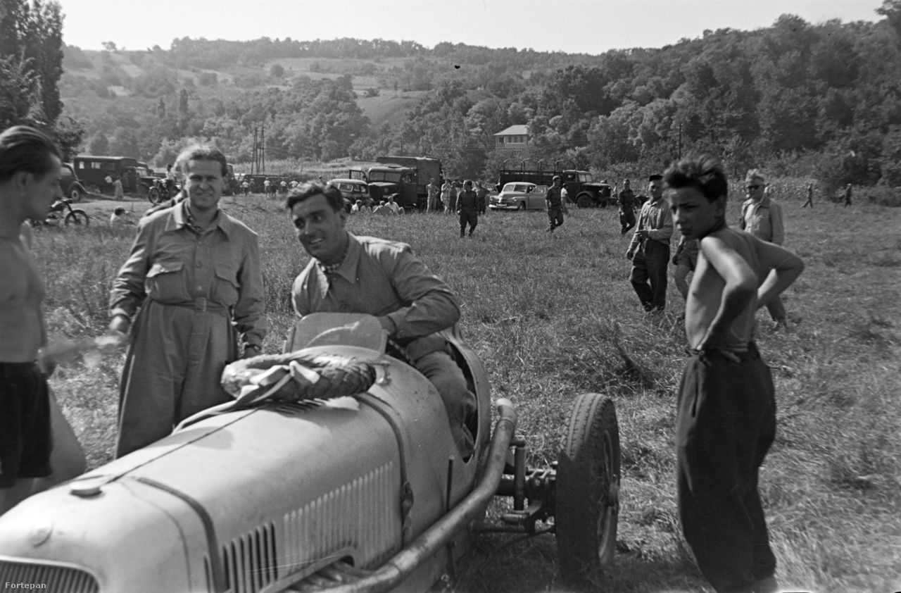 Ez a kép már csalás, ugyanis 1957-ben készült, de kihagyhatatlannak gondoltam, hogy lássuk, ilyen is volt Tihanyban a Lepke soron: az Építők Sport- központja nemzetközi gyorsasági motorkerékpáros és autós versenye. A fotón Széles Tibort látjuk egy 1933-35 között gyártott Maserati 8CM-ben. Széles az 1100 kcm feletti kategóriában győzött vele.