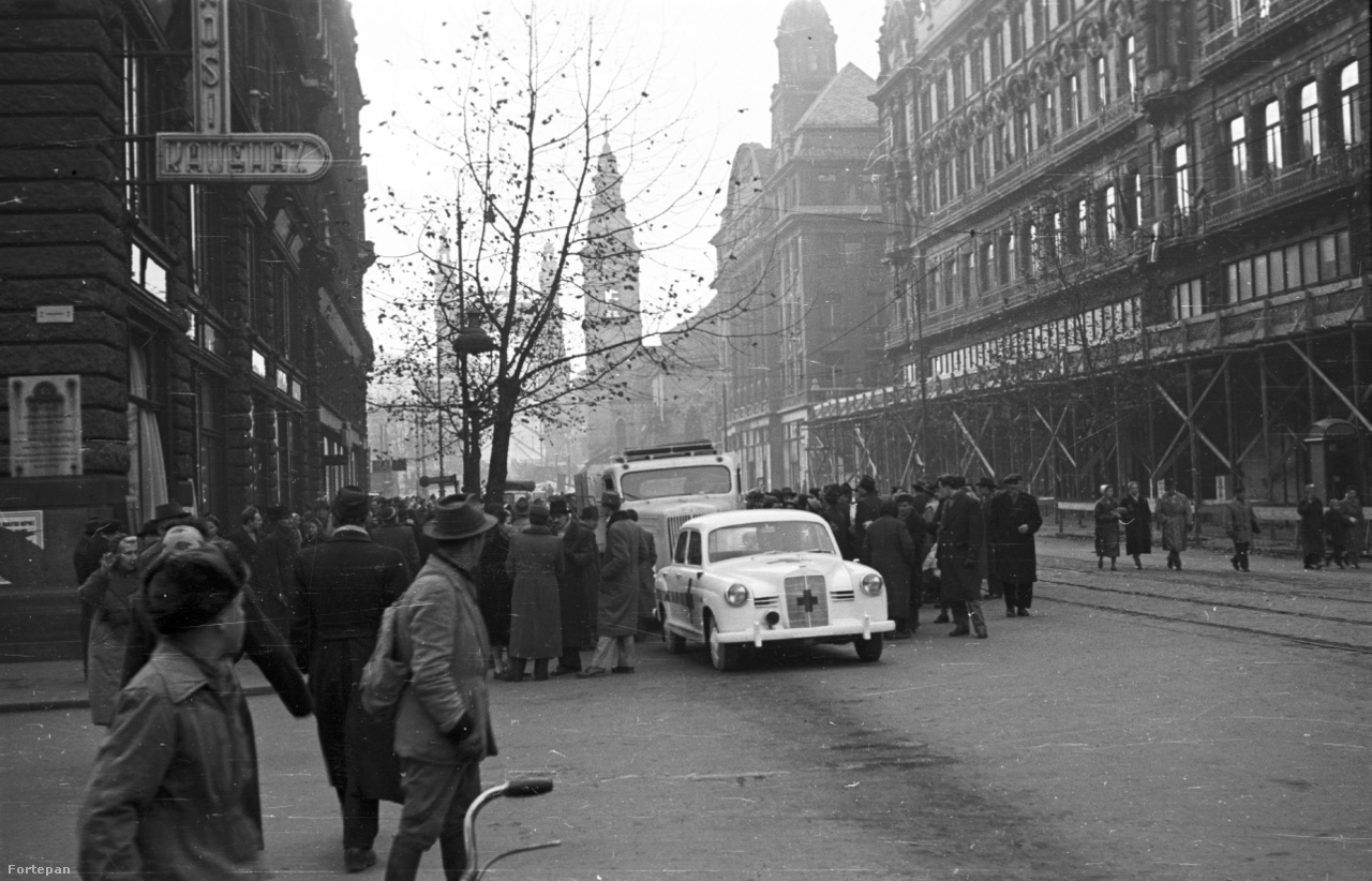 A Nemzetközi Vöröskereszt viszont egy '54-es Mercees-Benz W180-at is szolgálatba állított, hogy segítsen az ételosztás lebonyolításában. A fotó ugyanúgy a Szabad Sajtó úton készült, az akkor Felszabadulás térnek nevezett Ferenciek terénél.