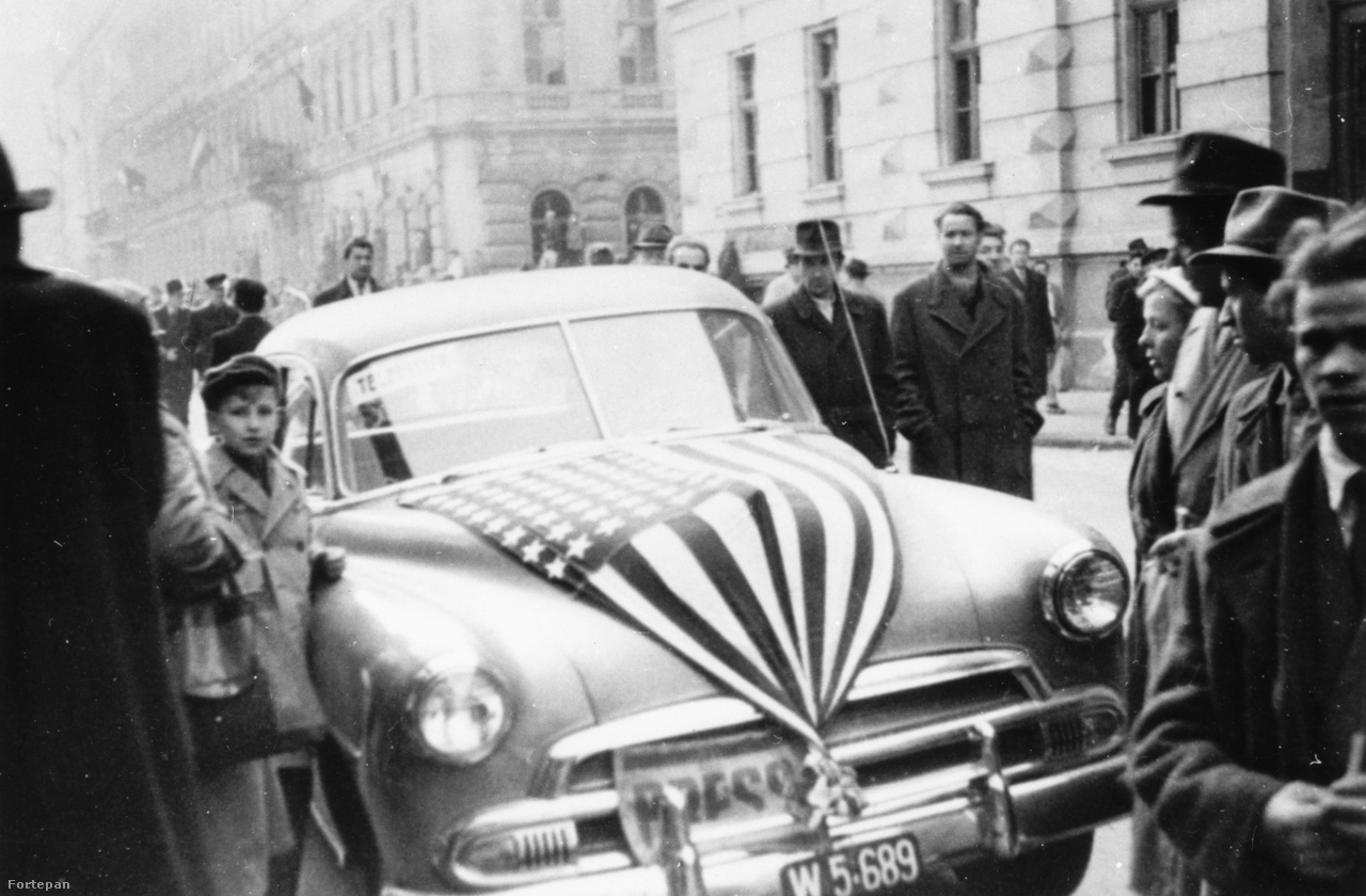 Ha már Amerika: ez az egyesült államokbeli Telenews tévécsatorna '54-es Chevrolet Fleetline De Luxe autója volt Budapest utcáin. Az első lökhárítón látható is a "Press" felirat. Az USA zászló viszont nem a patriotizmus netovábbja miatt van a motorháztetőn, hanem akkor egy szovjet törvény előrírta, hogy az utasok nemzetiségét jelző zászlót kell az autókra helyezni.