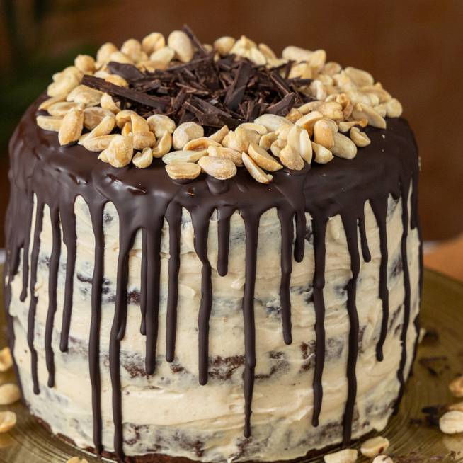 Mutatós csokitorta földimogyorós krémmel: ünnepi desszertnek is beillik