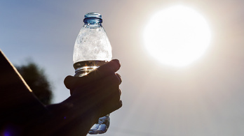 Veszélyes hatása van a napfénynek a műanyag palackokra