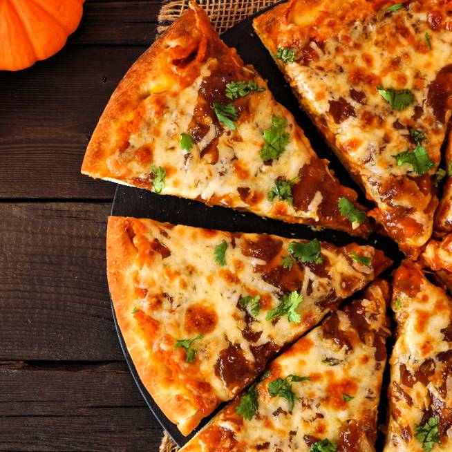 Isteni sütőtökös pizza őszre: a tészta és a szósz is házilag készül