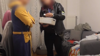 Videón, ahogy letartóztattak három zuglói gyógyszertári dolgozót