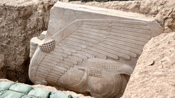 Asszír istenséget ábrázoló, 2700 éves szobrot találtak Irakban