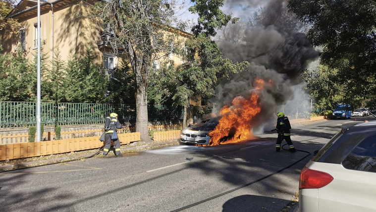 Menet közben kigyulladt, majd hatalmas lángokkal elégett egy BMW a II. kerületben - videó