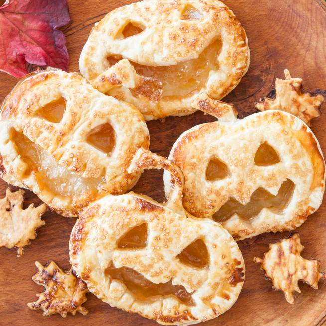 Mini lekváros pite leveles tésztából: szuper halloweeni vendégváró