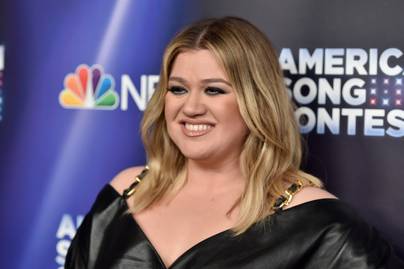 A népszerű énekesnő a felére fogyott: látványos előtte-utána fotókon Kelly Clarkson