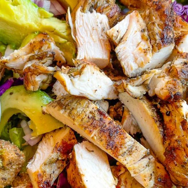 Csirkés, avokádós saláta mézes-mustáros öntettel: gyorsan összedobható
