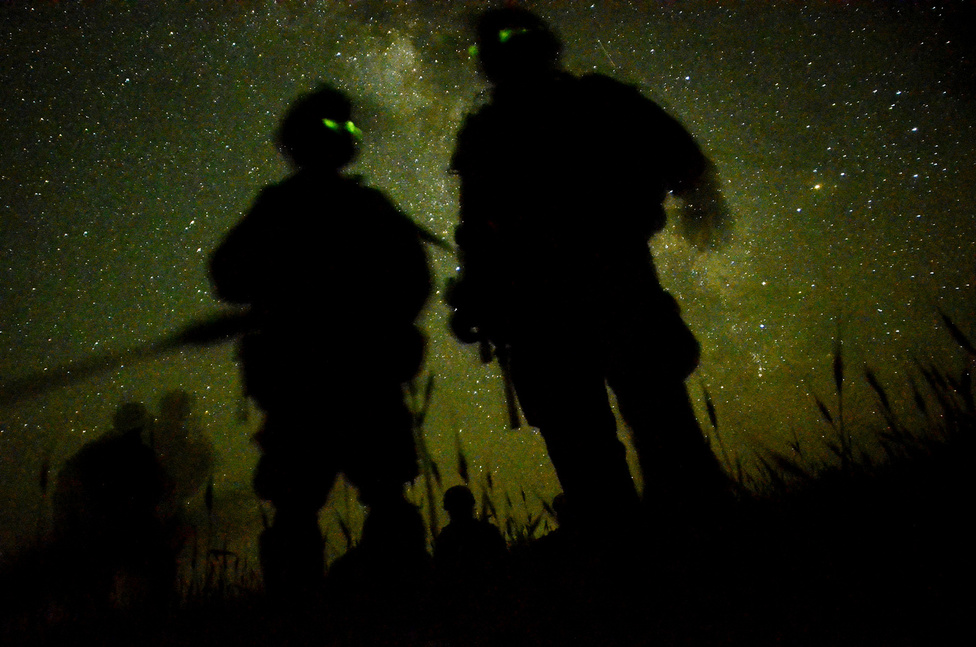 Az 501-es légideszant hadosztály katonái ellenőrzik a környéket 2012. május 2-n, Afganisztánban, a Sabari helyőrség közelében. 