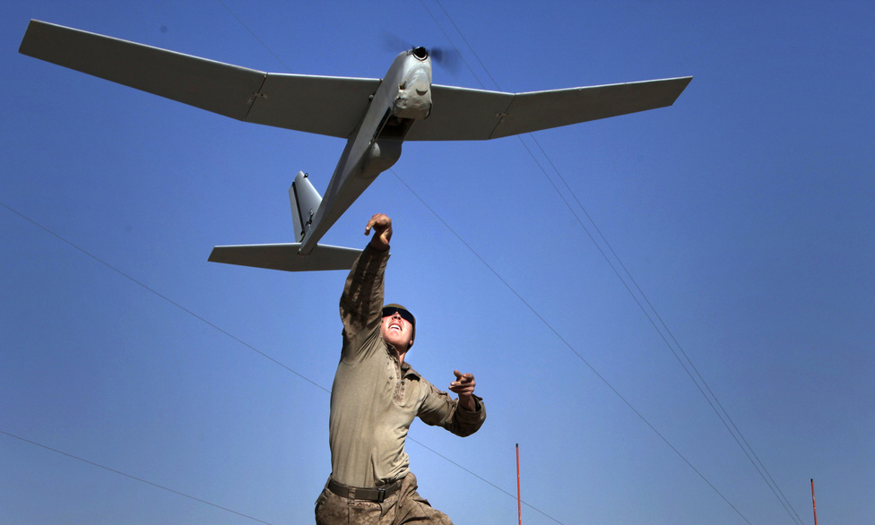 Nathan Bush őrvezető dobja el a Pumát 2013. március 4-én a Boldak bázis közelében, Afganisztánban. A hivatalosan AeroVironment RQ-20-nak nevezett távirányítású felderítőgép hagyományos és infrakamerákkal felszerelve a környék felderítésében segít a katonáknak, de a felszállás csak úgy megy, ha az egyik katona nekifut és elhajítja a gépet.