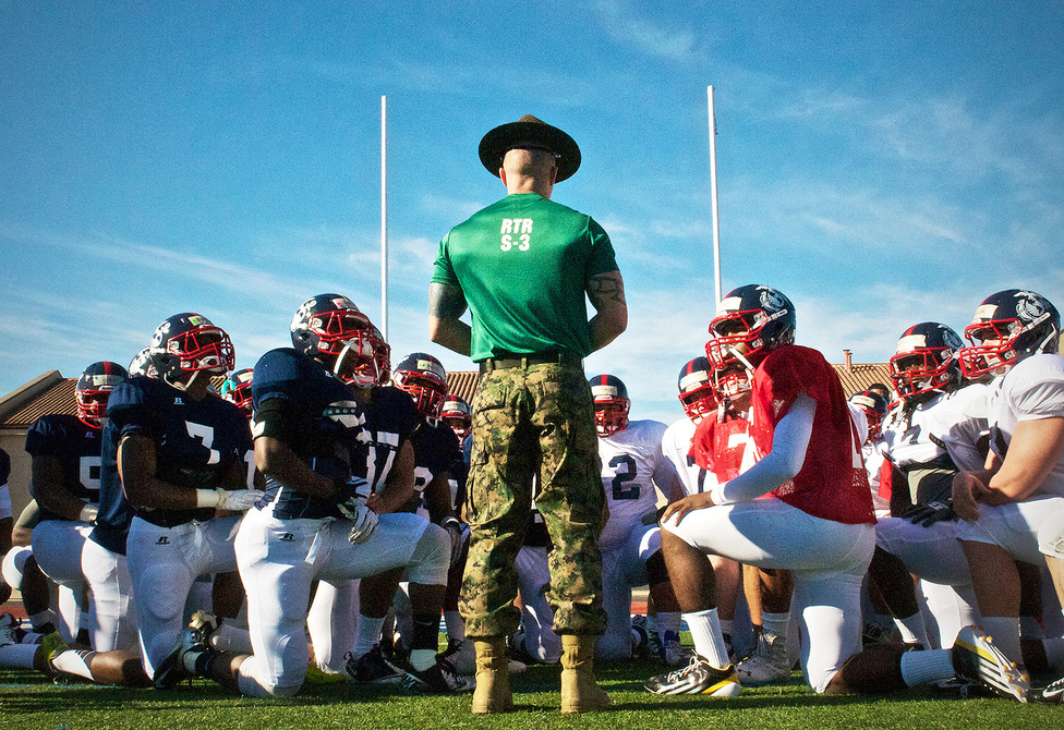 A tengerészgyalogság San Diegó-i hadkiegészítő parancsnokságának egyik kiképzőtisztje mondja el az össz-amerikai Semper Fidelis kupán részt vevő csapatoknak, hogy mit vár tőlük az első edzésen. A Semper Fidelis kupa kiváló alkalom a tengerészgyalogság csapatainak, hogy találkozzanak az egyetemi focibajnokság csapataival, a meccseket a tévé is közvetíti.