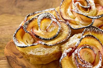Almás muffinrózsa leveles tésztával: mutatós süti kevés hozzávalóból