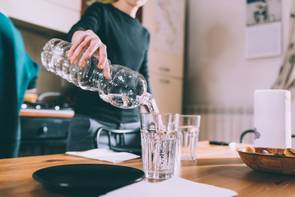 Kómába is eshetsz, ha ennyi vizet iszol – Brooke Shields esete figyelmeztet