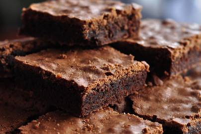 Ragacsos gesztenyés brownie rengeteg csokival: így még finomabb a tészta