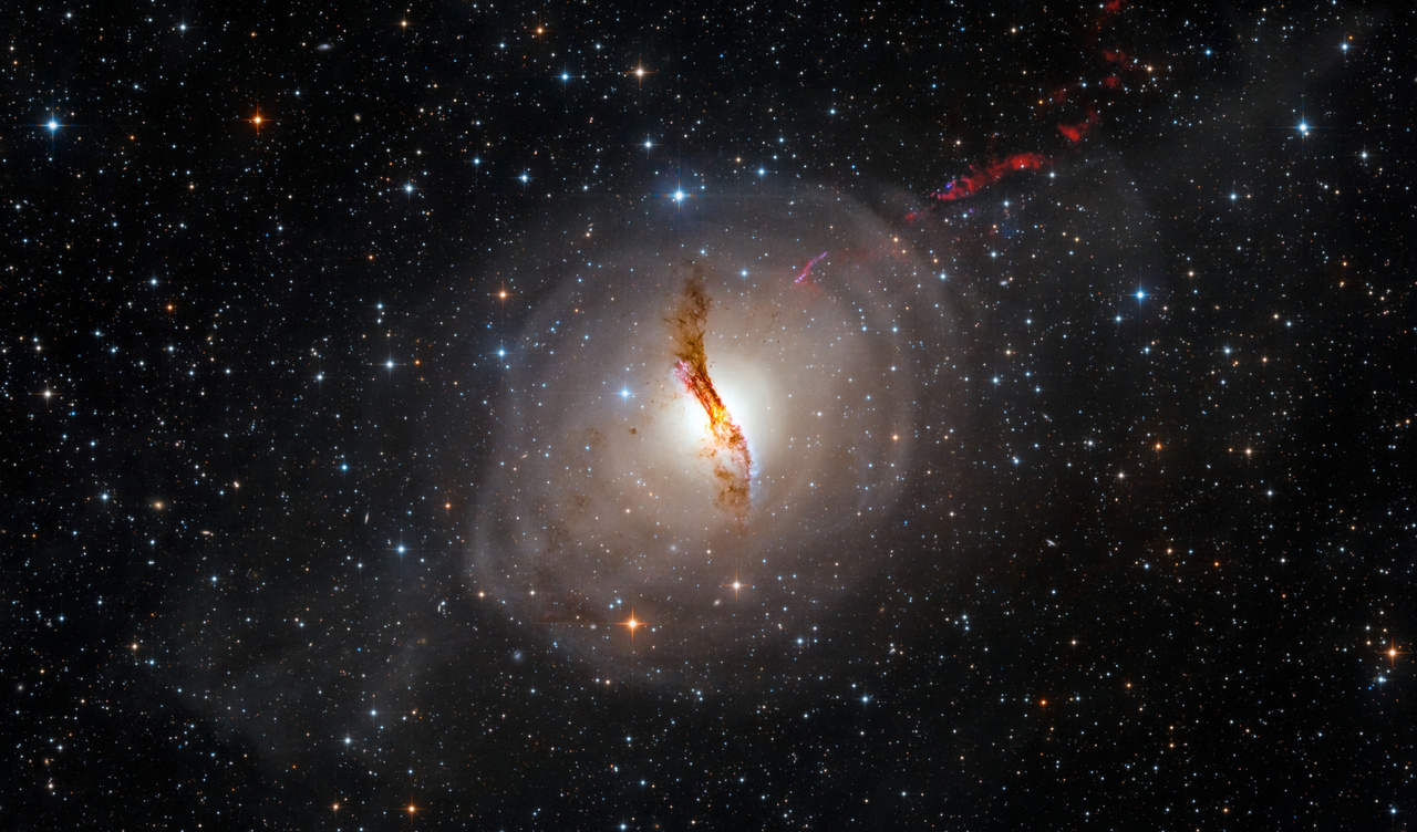 NGC5128 - A déli félteke egyik kiemelkedő fontosságú égitestje a Centaurus A rádiógalaxis, mely bár hagyományos asztrofotókon is szokatlan égitestnek tűnik, leginkább rádió tartományban mutatja meg lényegi önmagát. A két szerző közös összefogásának köszönhetően azonban olyan minőségű felvétel született, mely a hagyományos technika ellenére párját ritkító módon mesél jóval többet a galaxis izgalmas világáról, mint a legtöbb asztrofotó. A kép megfogalmazása, minősége és a feldolgozás várakozáson felüli.