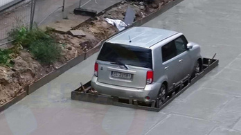 Bizarr fotó: a munkások nagy odafigyeléssel körbebetonozták a magányosan parkoló autót