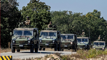 Katonai járművek lepik el a magyar utakat