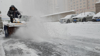 Vörös riasztást adtak ki a hóviharok miatt Kínában