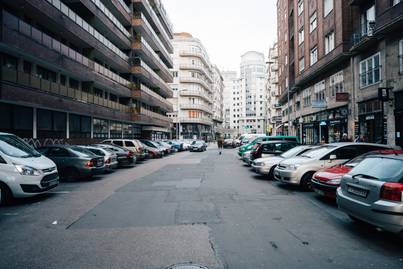 Változtatna a parkolási szabályokon a kormány: ennek sokan nem fognak örülni